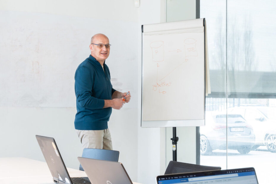 Collega die een presentatie geeft